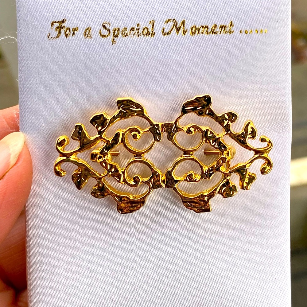 NIB For a Special Moment Brooch Interlocking Linear Geometric Design Gold Tone